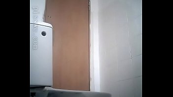 Скрытая камера в женском общественном туалете