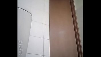 Скрытая камера в женском общественном туалете