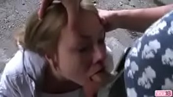 Грубо трахает глубоко в рот русскую девушку