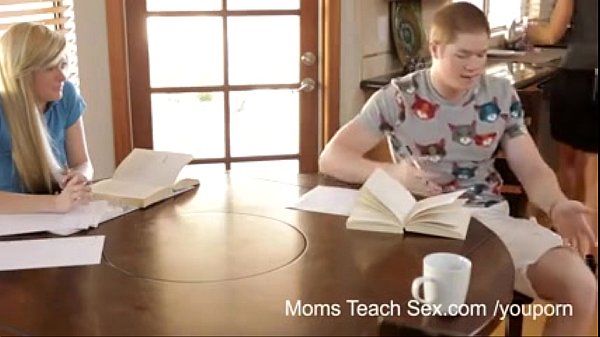 Мать учит дочь урокам ебли